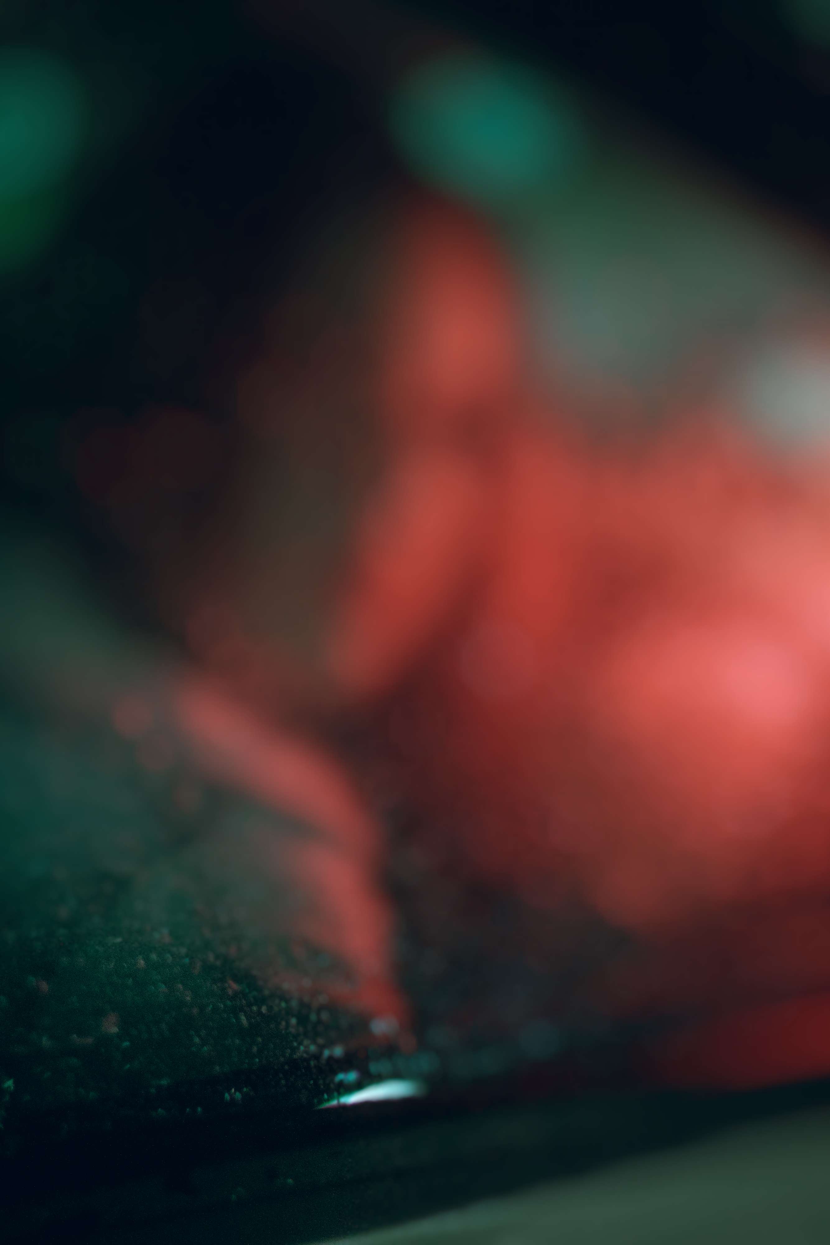 Mulher bêbada é flagrada dormindo em carro no meio da rua com bebê de 1 ano