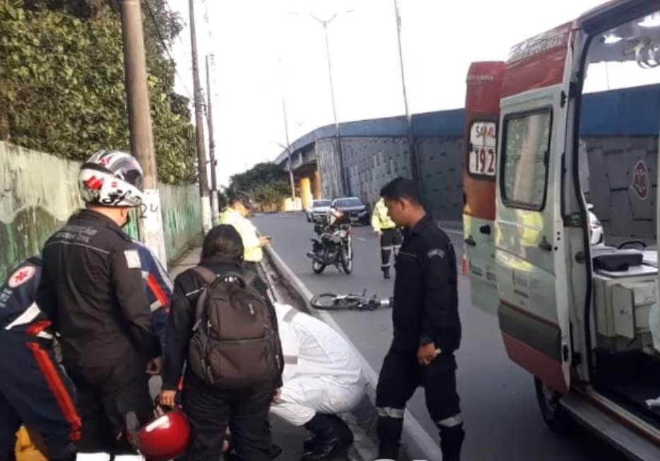 Homem é lançado de bicicleta durante atropelamento em Manaus