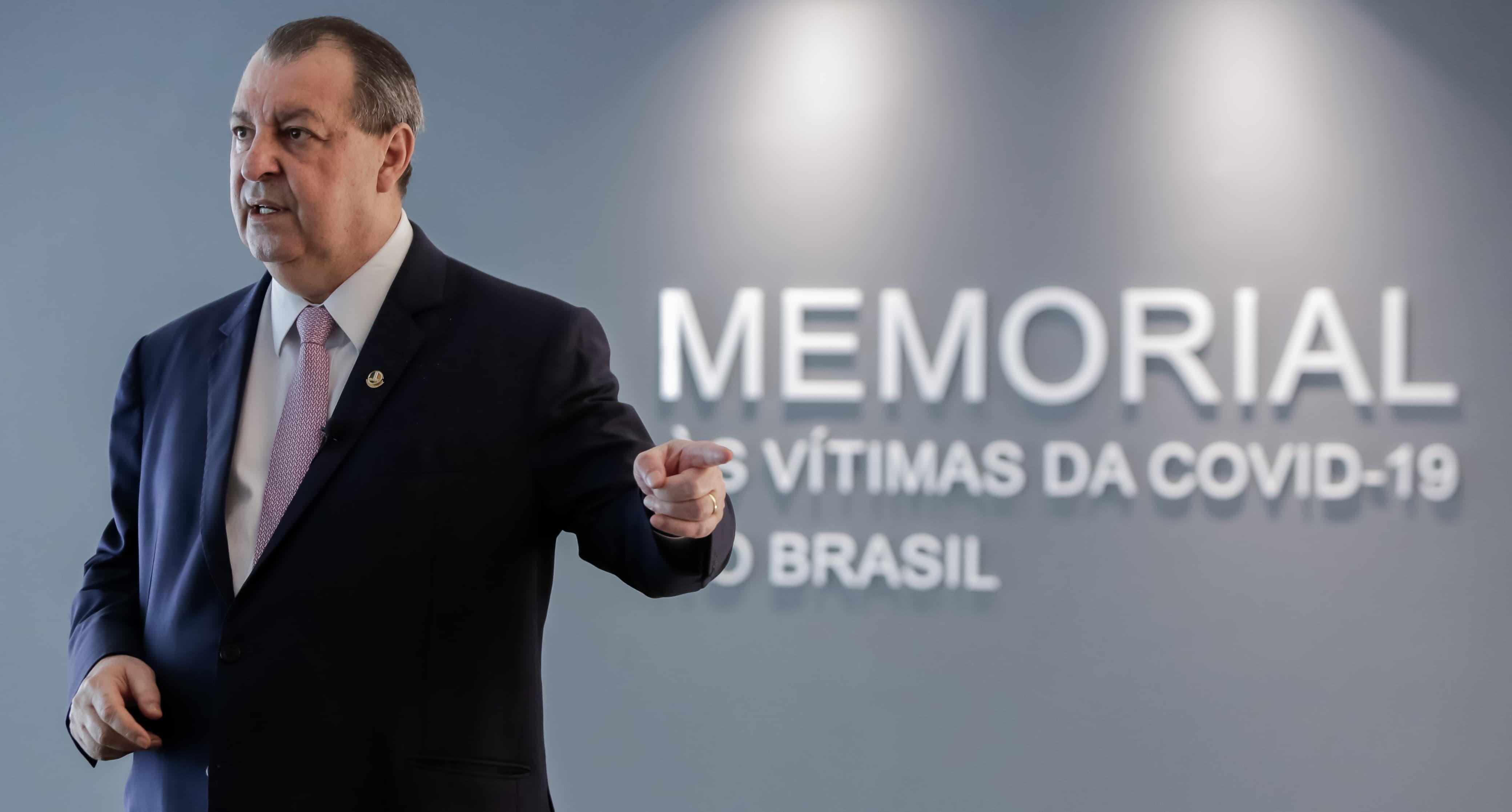 Omar e membros da CPI da Pandemia vão pedir reabertura das investigações internas contra Bolsonaro