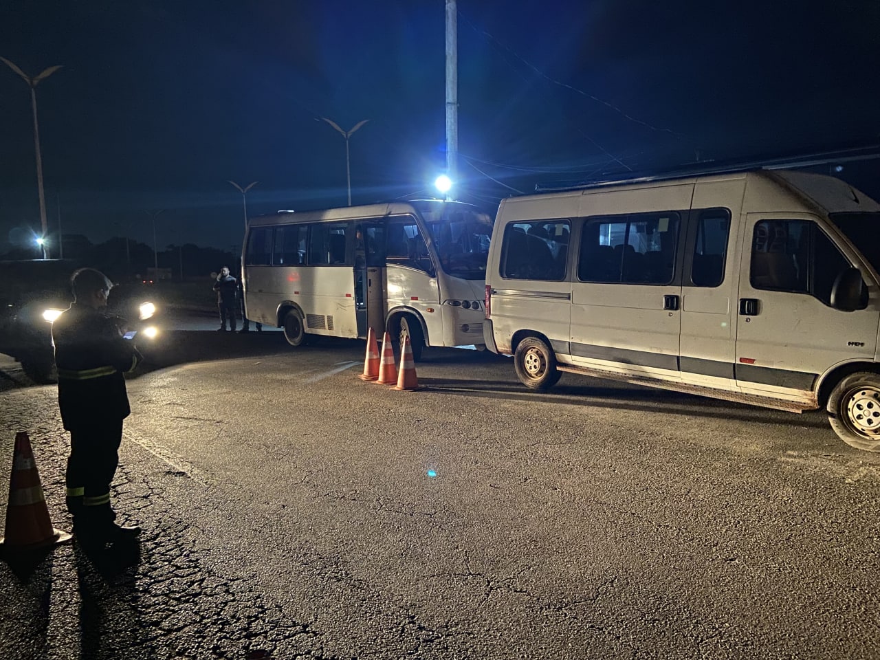 Dois veículos que faziam transporte clandestino são apreendidos no Amazonas