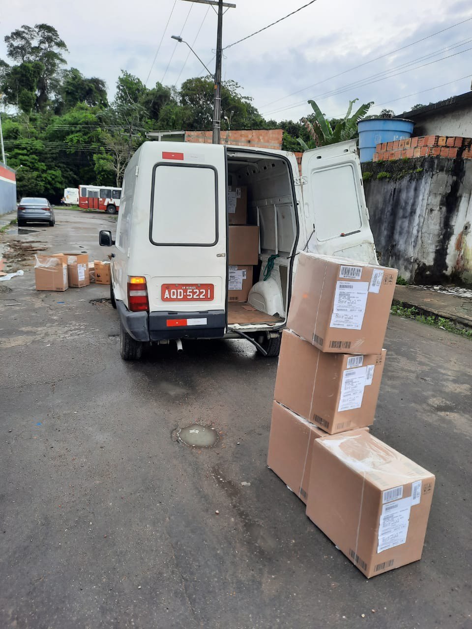 Criminosos fazem motorista refém e roubam carga de celulares em Manaus