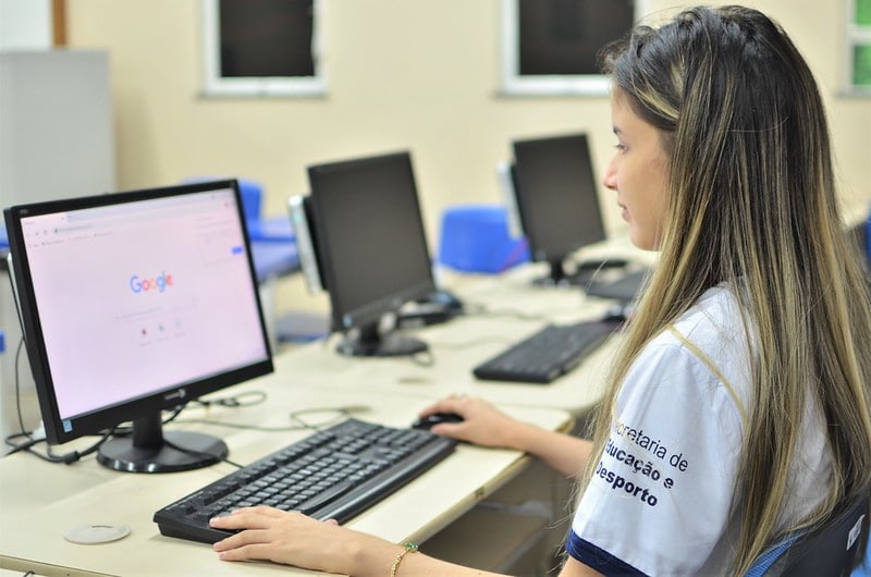 Alunos do AM podem usar computadores das escolas para inscrições do Enem