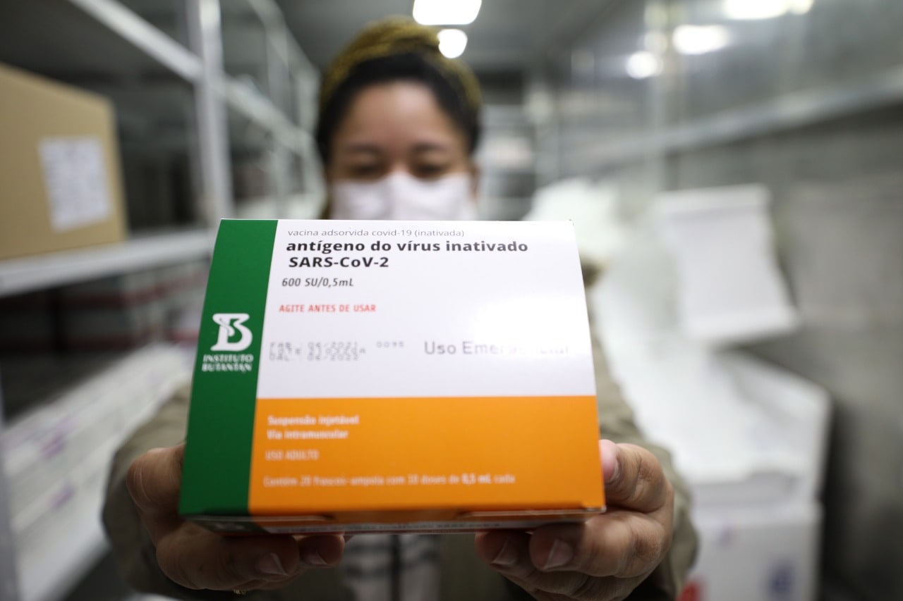 Amazonas recebe novo lote para abastecer estoque de vacinas contra a covid