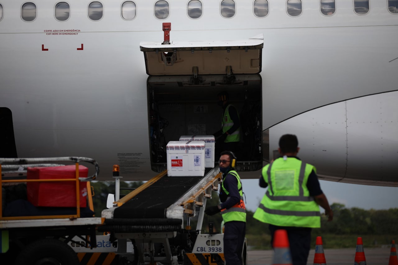 Amazonas recebe mais 70,3 mil doses de vacinas contra Covid-19 