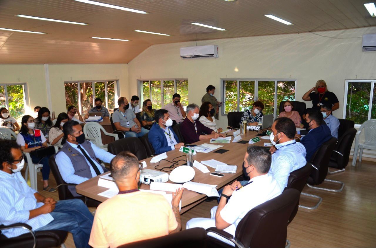 Ipaam discute estratégias de ordenamento para flutuantes na orla de Manaus