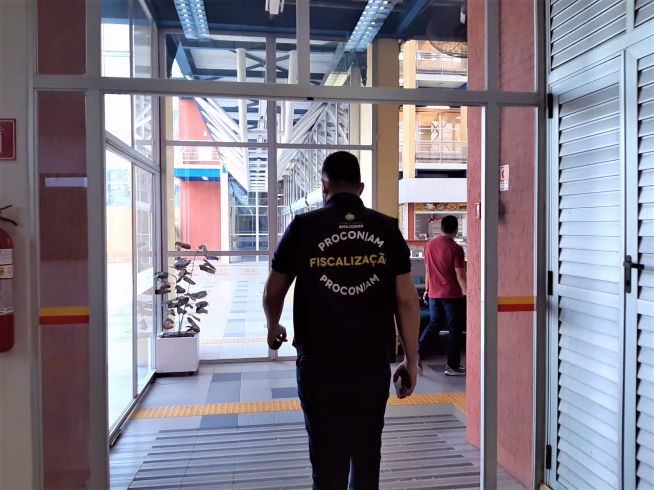 Procon autua faculdades em Manaus após denúncias de alunos