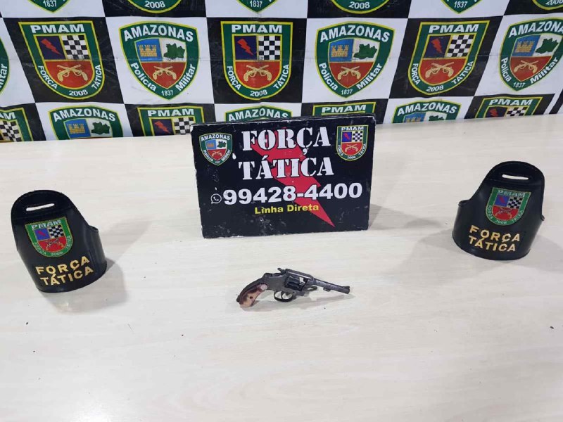 Criminosos abandonam armas no meio da rua ao fugirem da polícia em Manaus