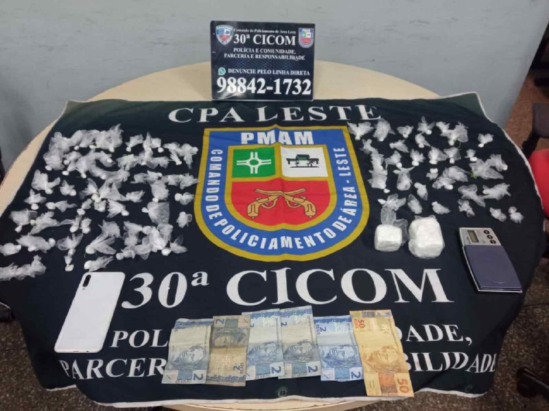 Dupla presa com mais de 100 trouxinhas de drogas em Manaus