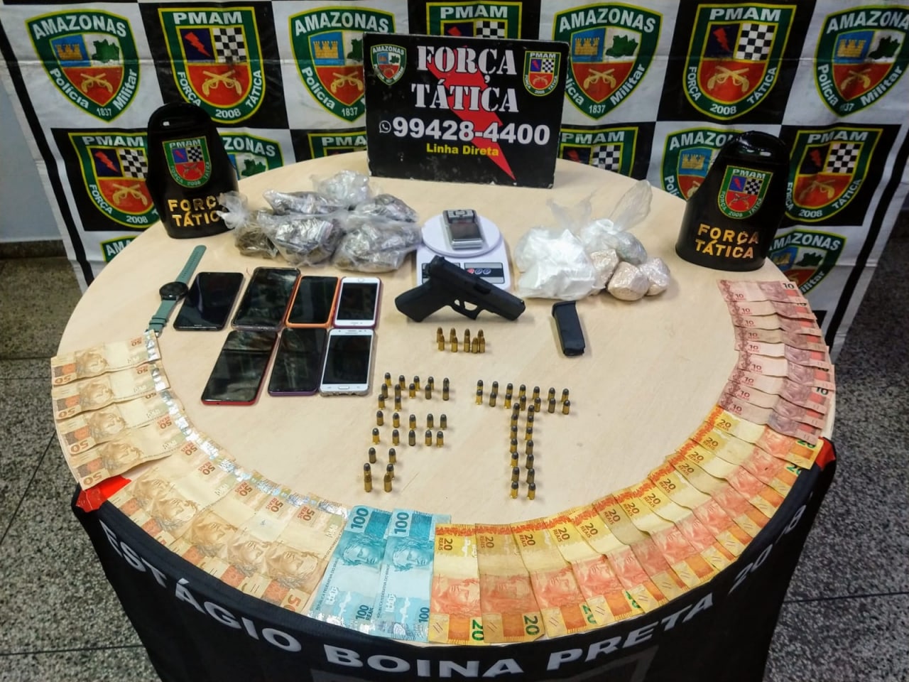 Em moto roubada, dupla é presa suspeita de tráfico de drogas em Manaus