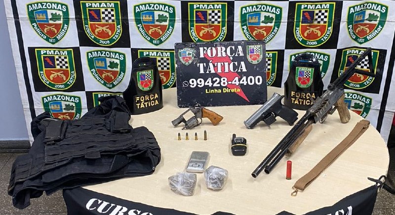 Jovem tenta escapar da PM, mas acaba preso com armas e drogas em Manaus 