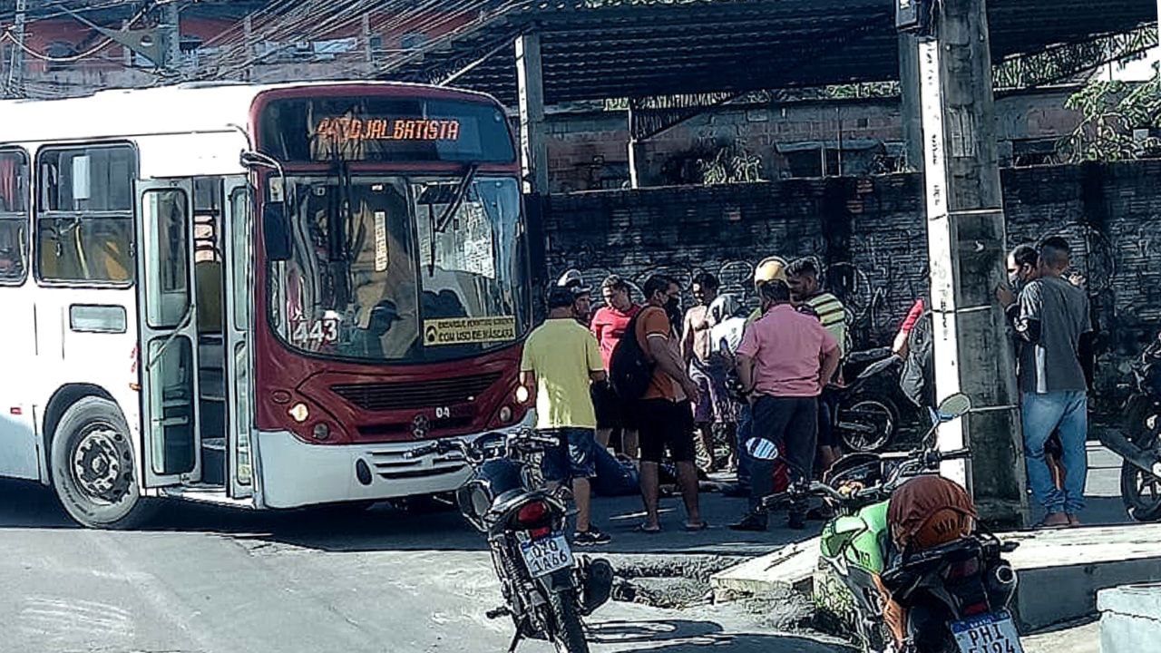 Mulher quebra o braço em acidente entre ônibus e motocicleta em Manaus