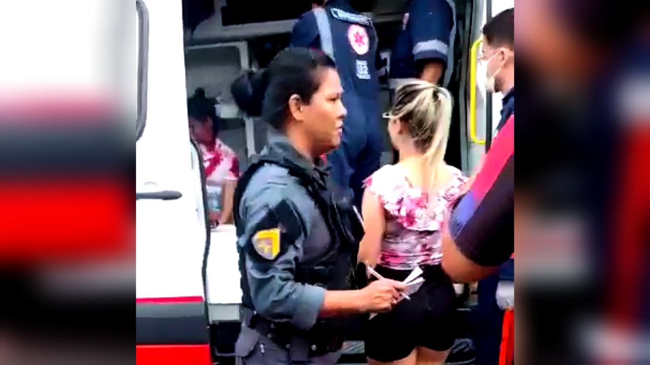 Vídeo mostra mulher baleada em S10 sendo socorrida em Manaus 
