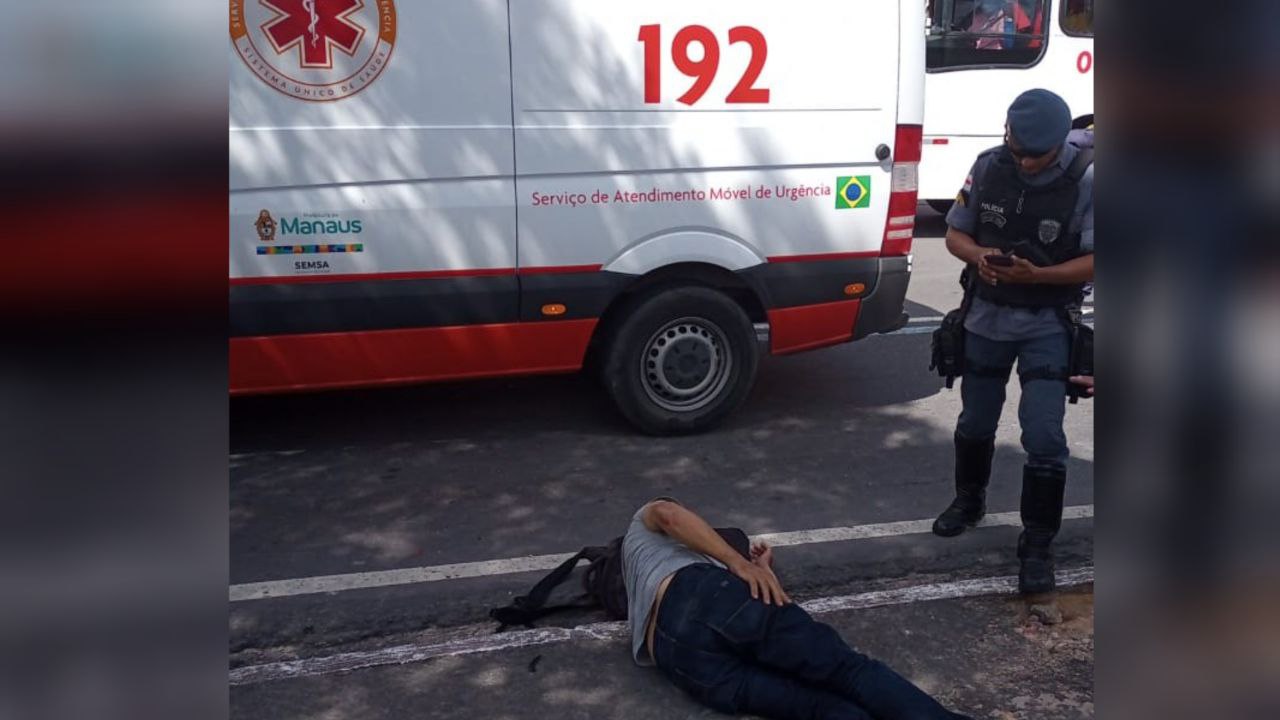 Motociclista quebra a perna após bater em Kombi em avenida de Manaus