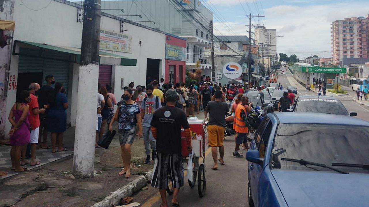 Fila gigante no Sinetram tem bate boca e confusão em Manaus; vídeos