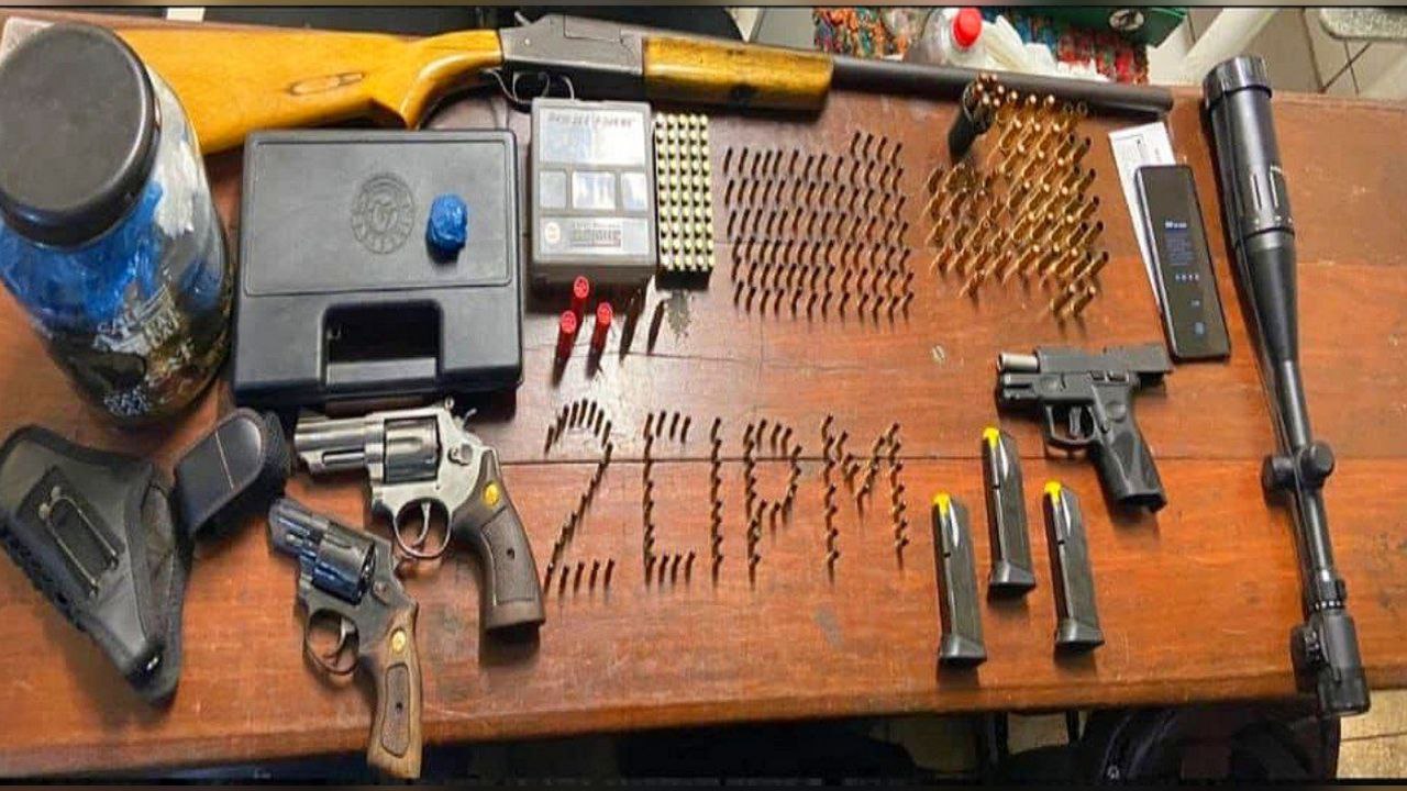 Dupla é presa com 430 munições, armas e drogas no Amazonas