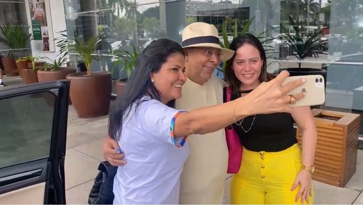 Amazonino vai ao shopping e recebe o carinho dos amazonenses