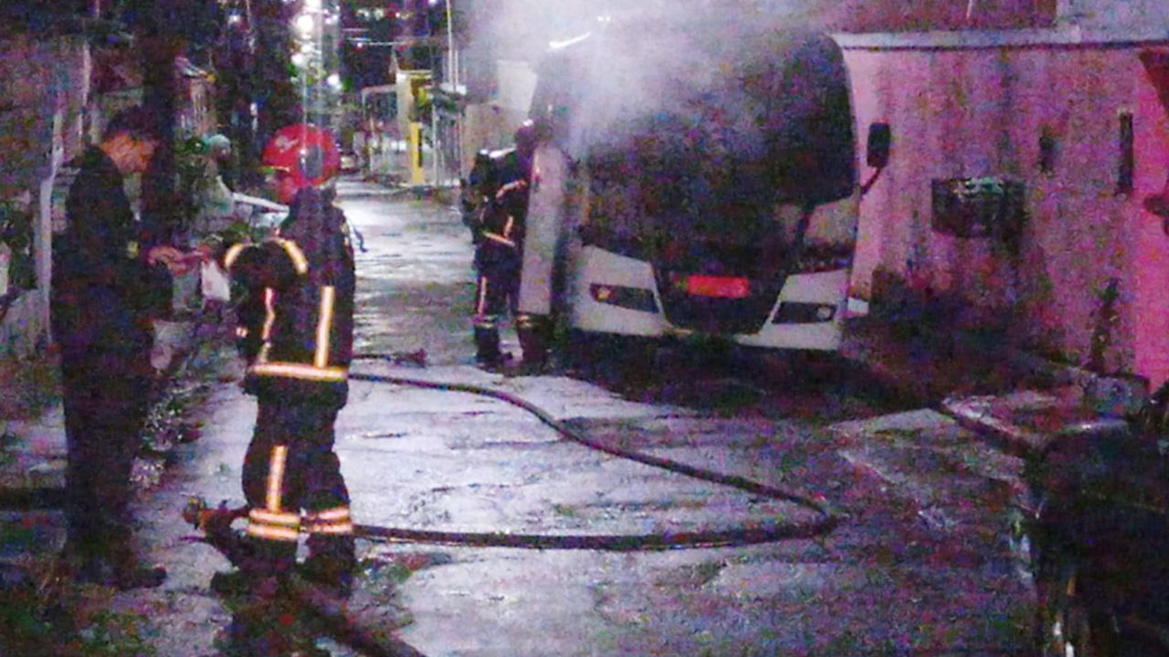 Micro-ônibus pega fogo e assusta moradores do Alvorada, em Manaus