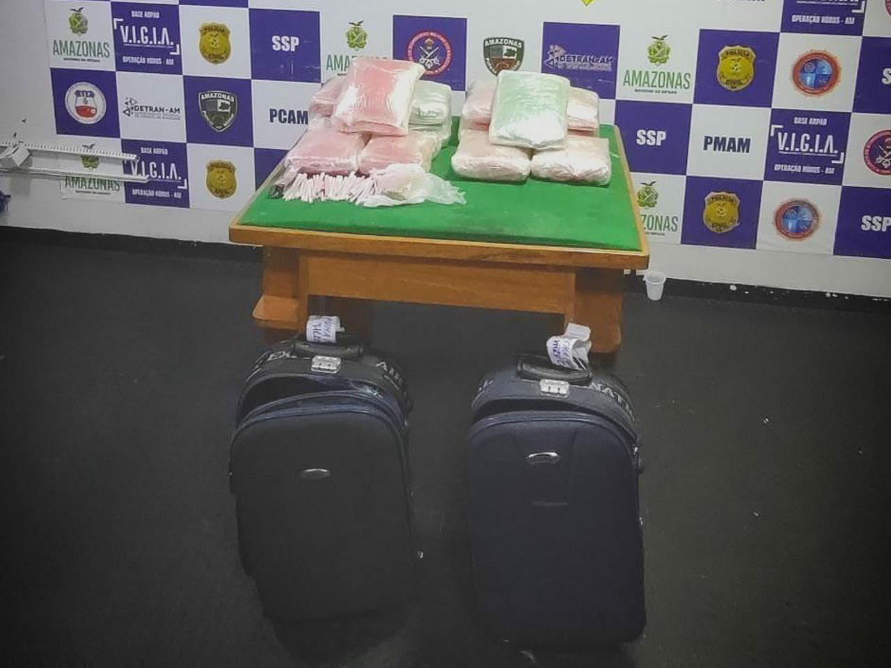 Amigas são presas com mais de 17 quilos de maconha em barco no Amazonas