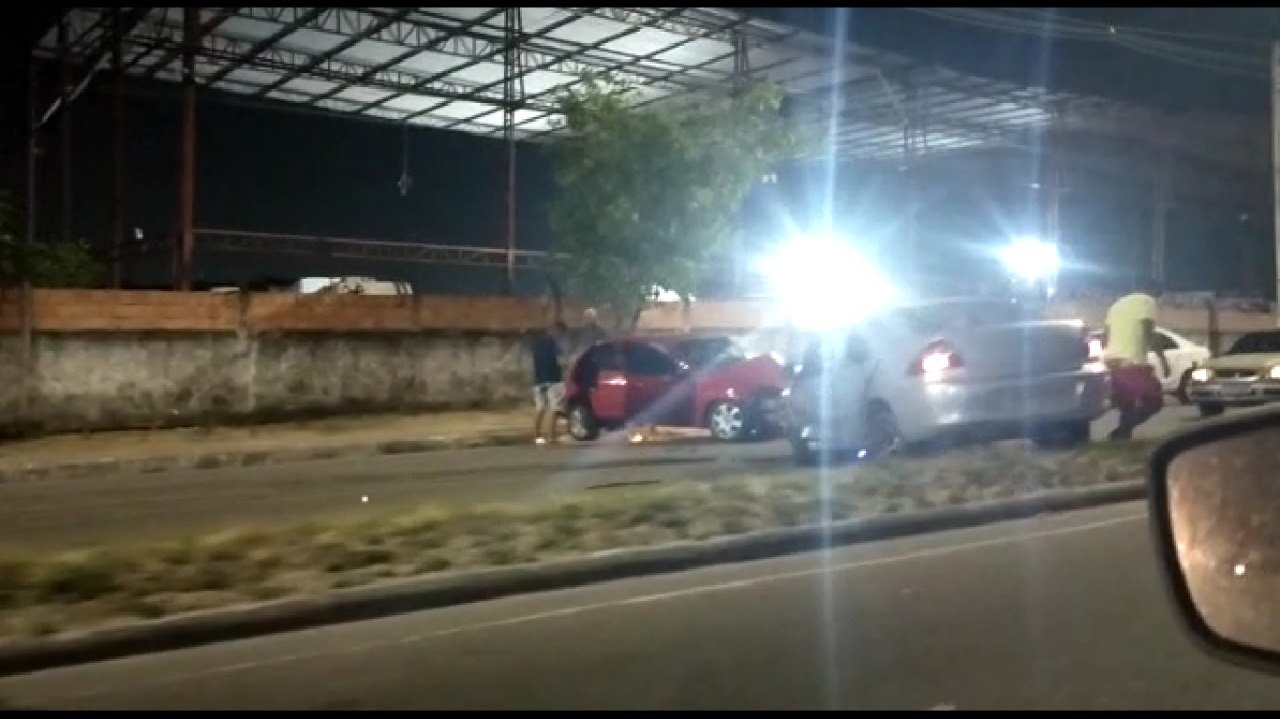 Carro invade contramão e destrói veículo em grave acidente em Manaus