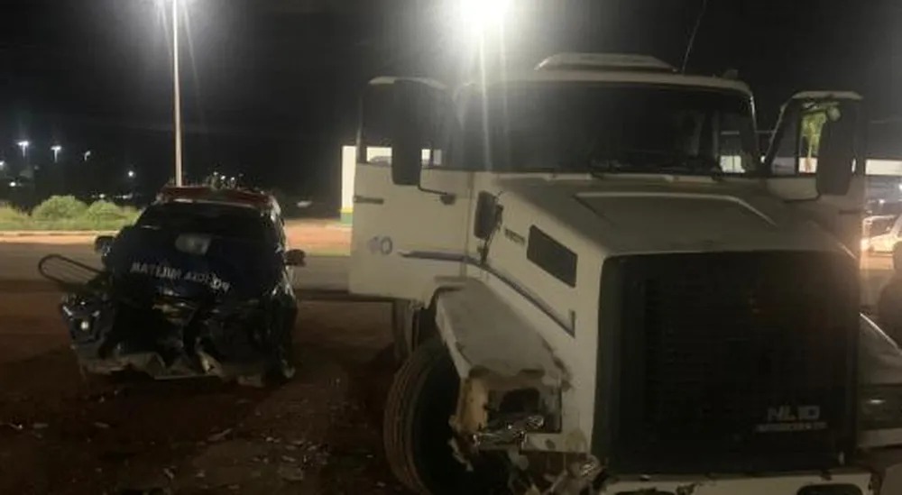 Viatura da PM é despedaçada durante acidente com caminhão na BR-174