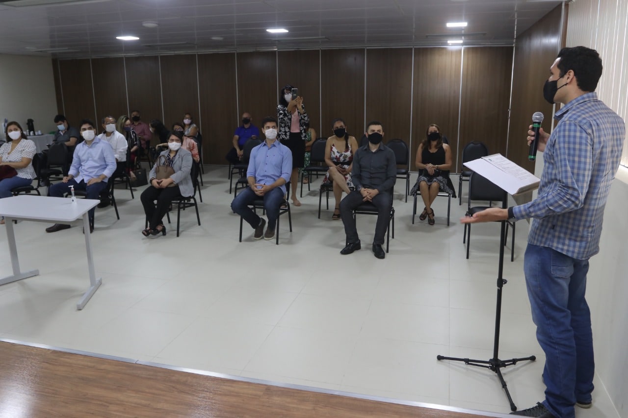 DPE-AM empossa mais oito servidores aprovados em concurso