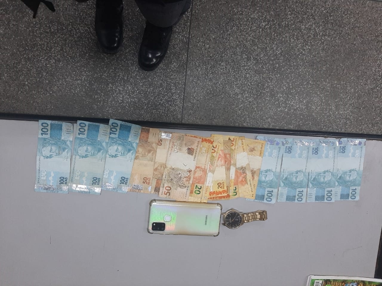 Polícia detém quatro pessoas e apreende drogas e notas falsas em Manaus 