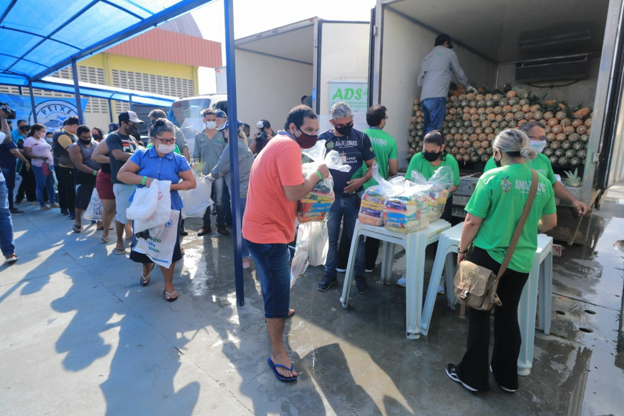 Toneladas de peixe e 2 mil cestas básicas são entregues para famílias em Manaus