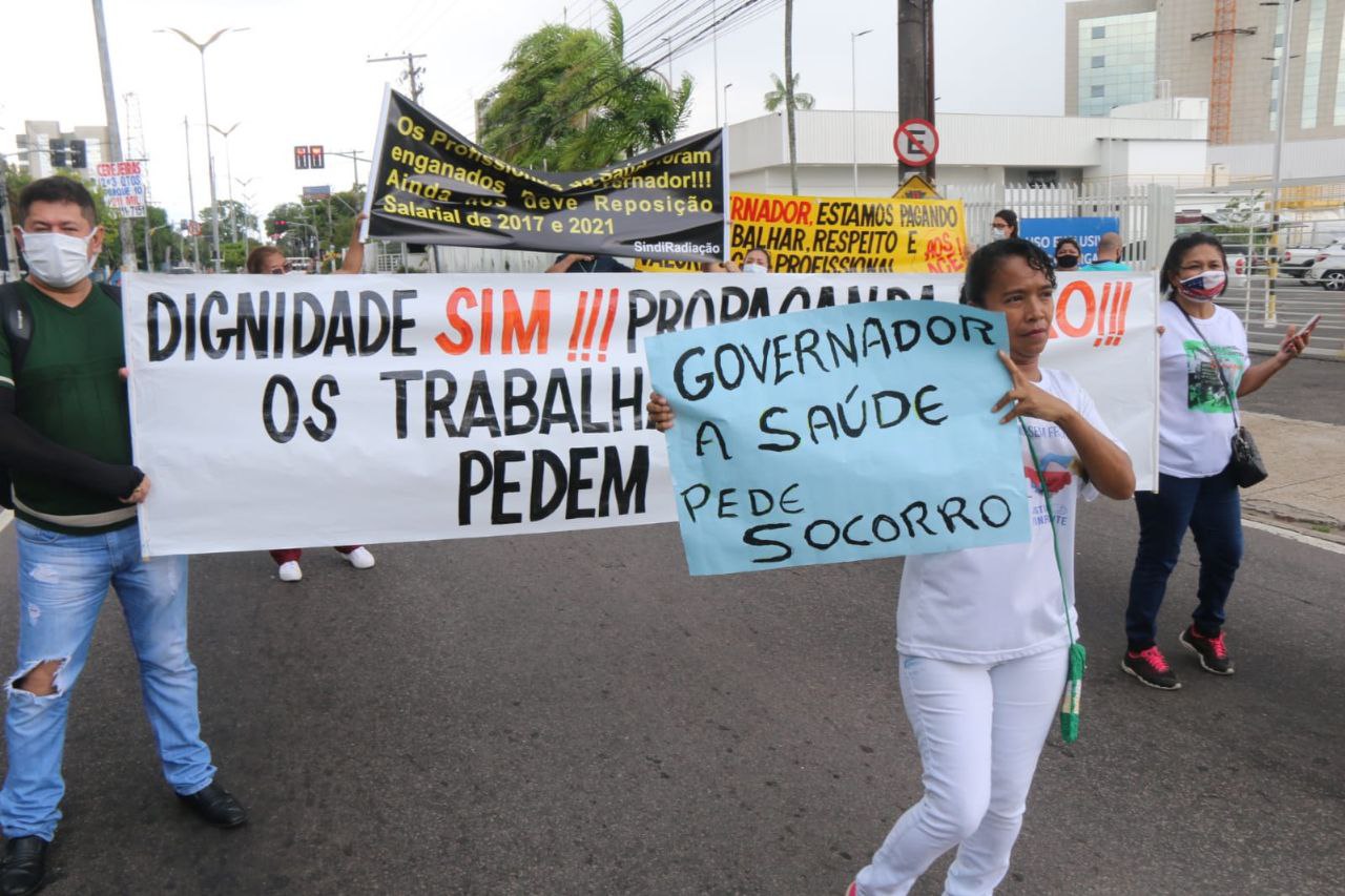 Profissionais da saúde bloqueiam avenida em protesto em Manaus