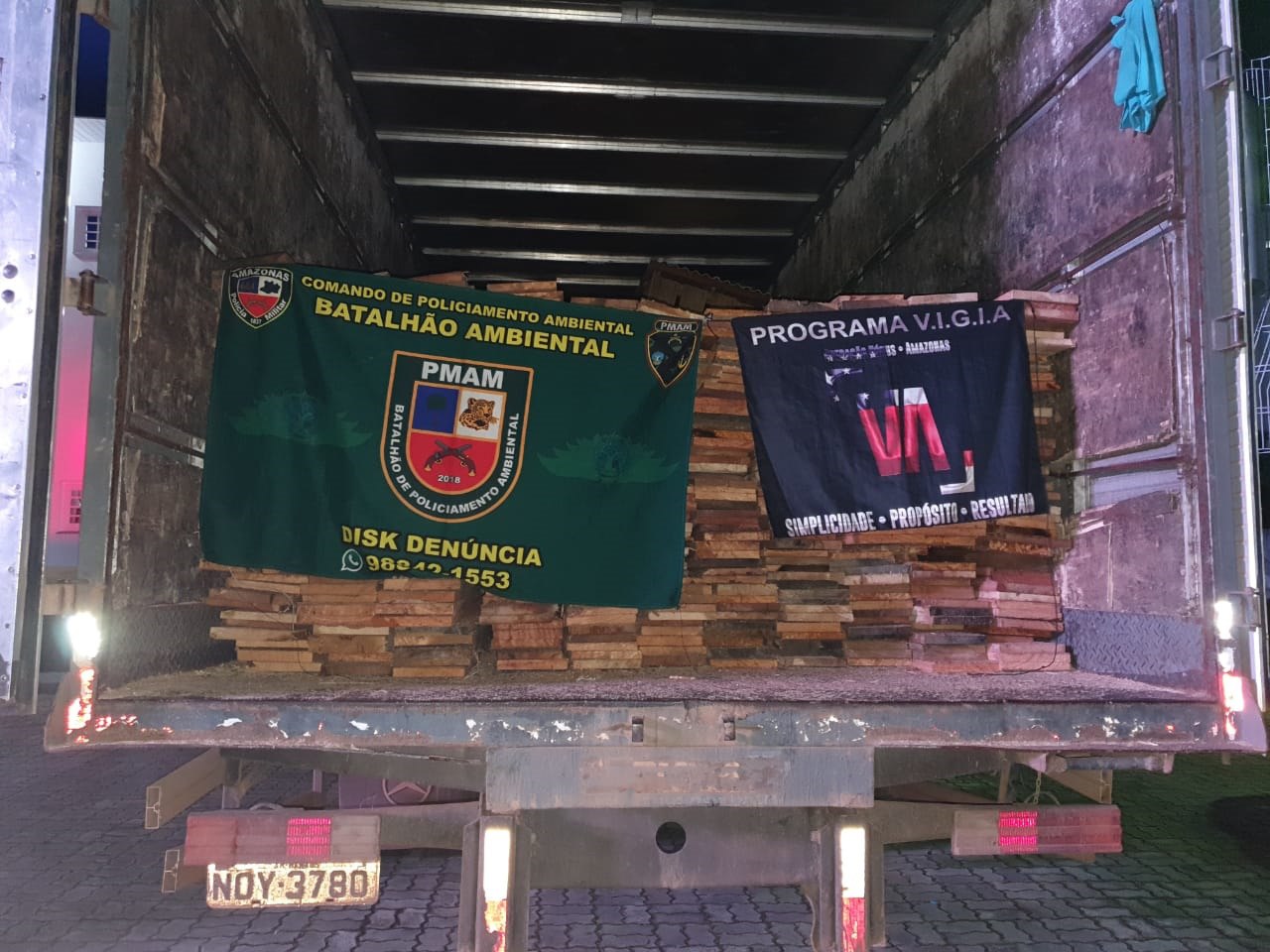 Homem é preso e carga de madeira é apreendida durante ficalização em Manaus