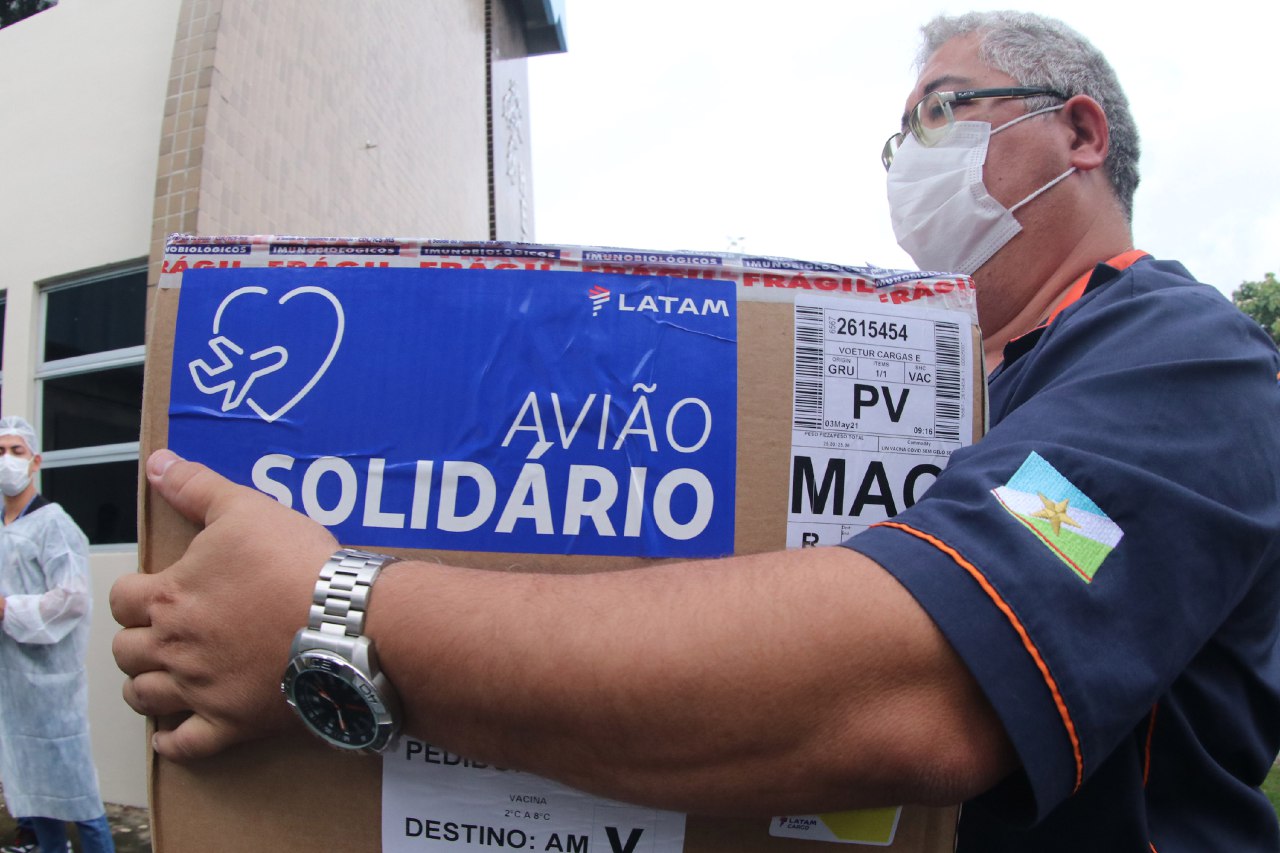 Amazonas recebe 89.250 vacinas da AstraZeneca e 5.850 da Pfizer