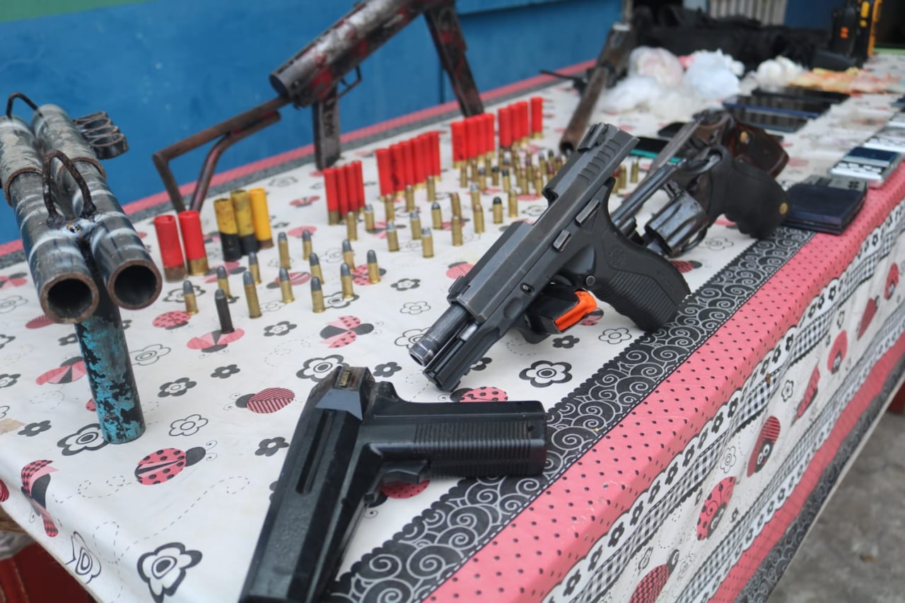 Grupo criminoso é preso com submetralhadora, munições e drogas no Amazonas