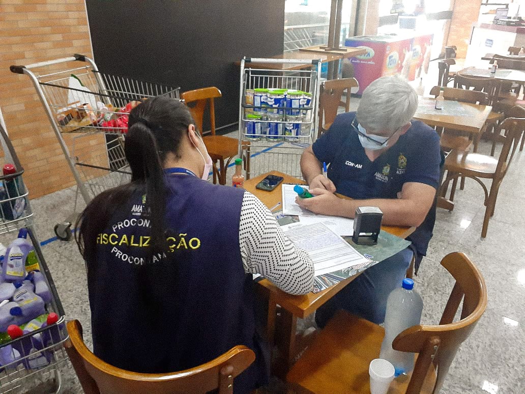 Procon apreende 44 kg de alimentos vencidos em supermecado de Manaus