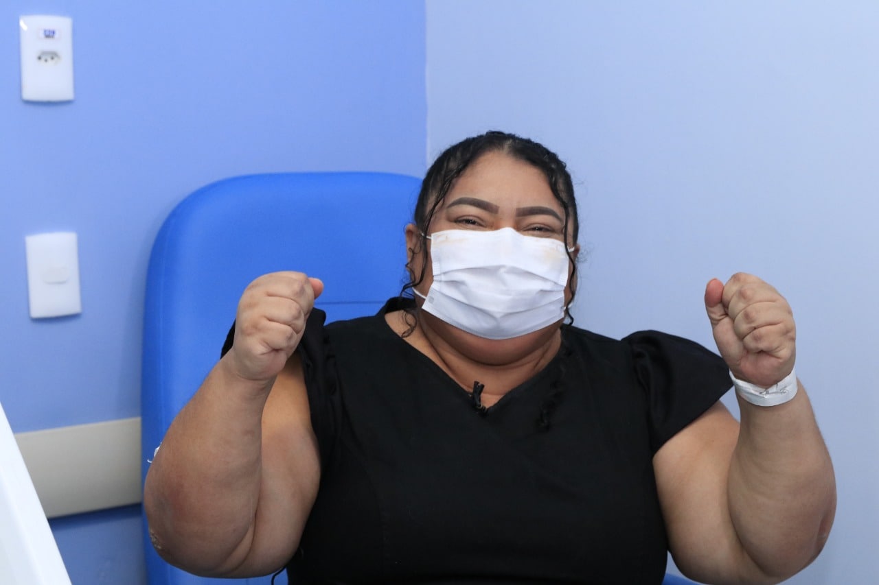 Internada com Covid-19, paciente cola grau em hospital de Manaus