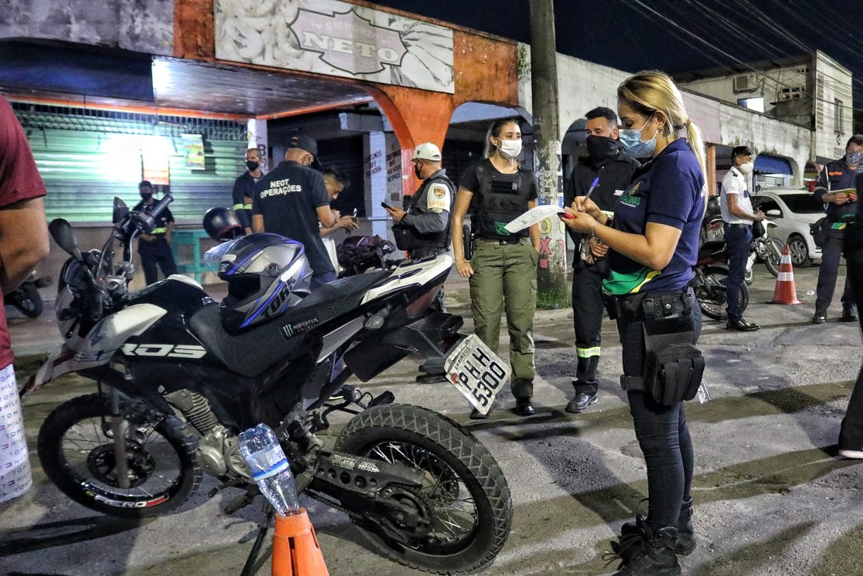 Homem é preso e 19 veículos são apreendidos na Operação Pela Vida em Manaus