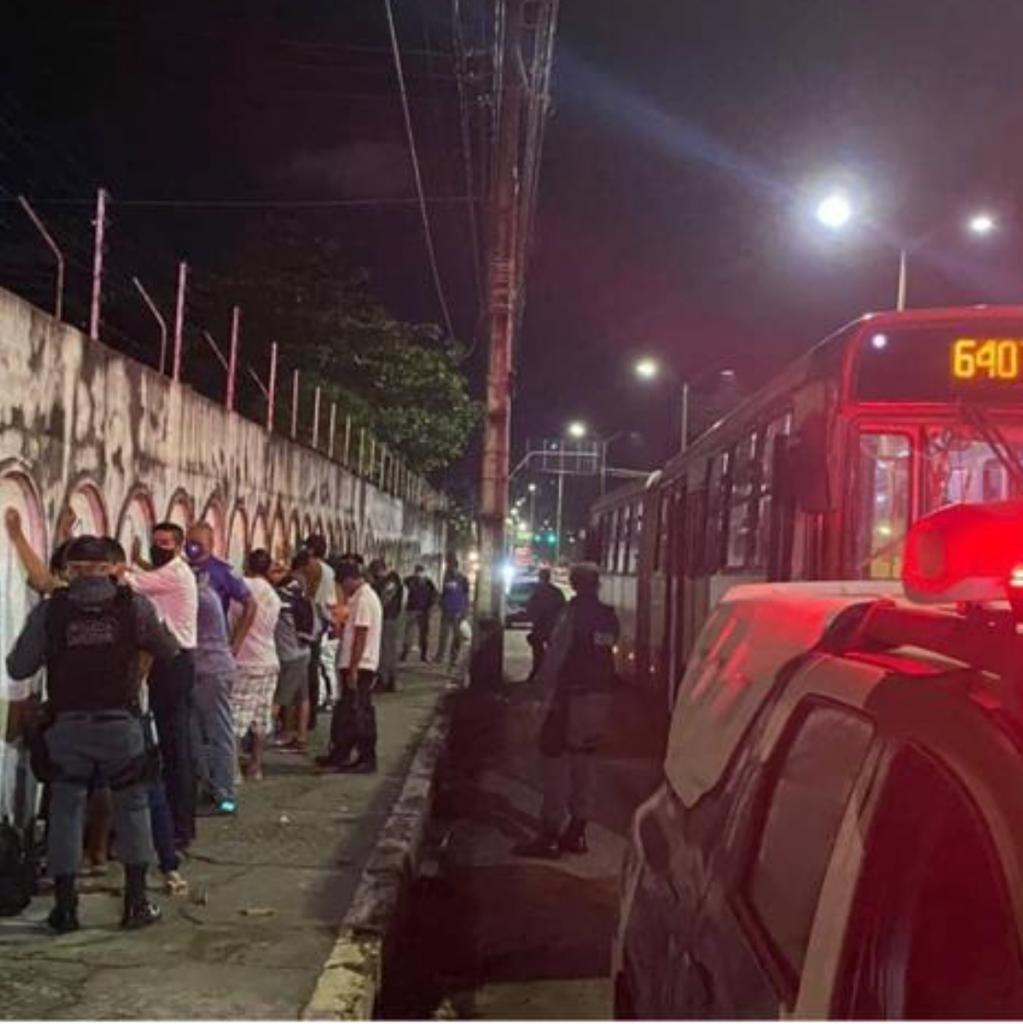 Foragido da Justiça é preso dentro de ônibus da linha 640 em Manaus