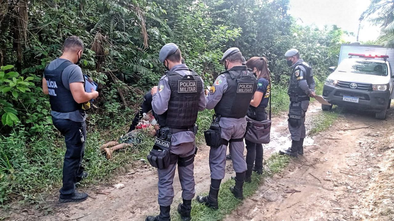 Enrolado em lençol, corpo de homem é encontrado em ramal de Manaus