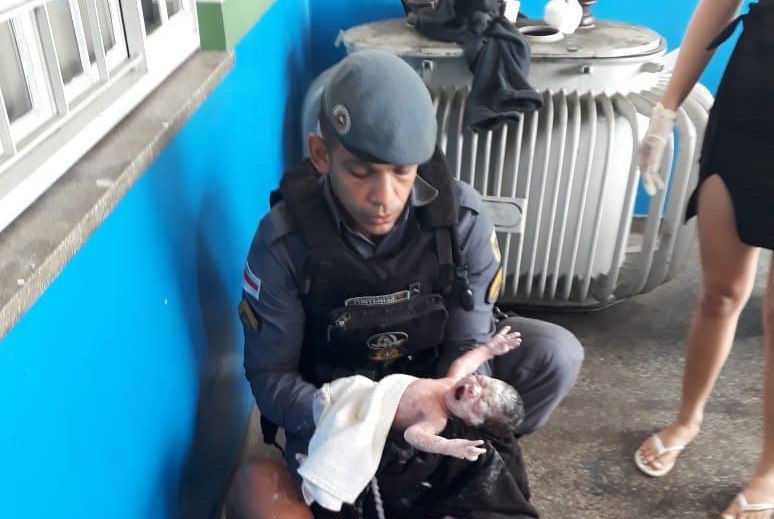 Policiais realizam parto de mulher dentro de delegacia em Manaus