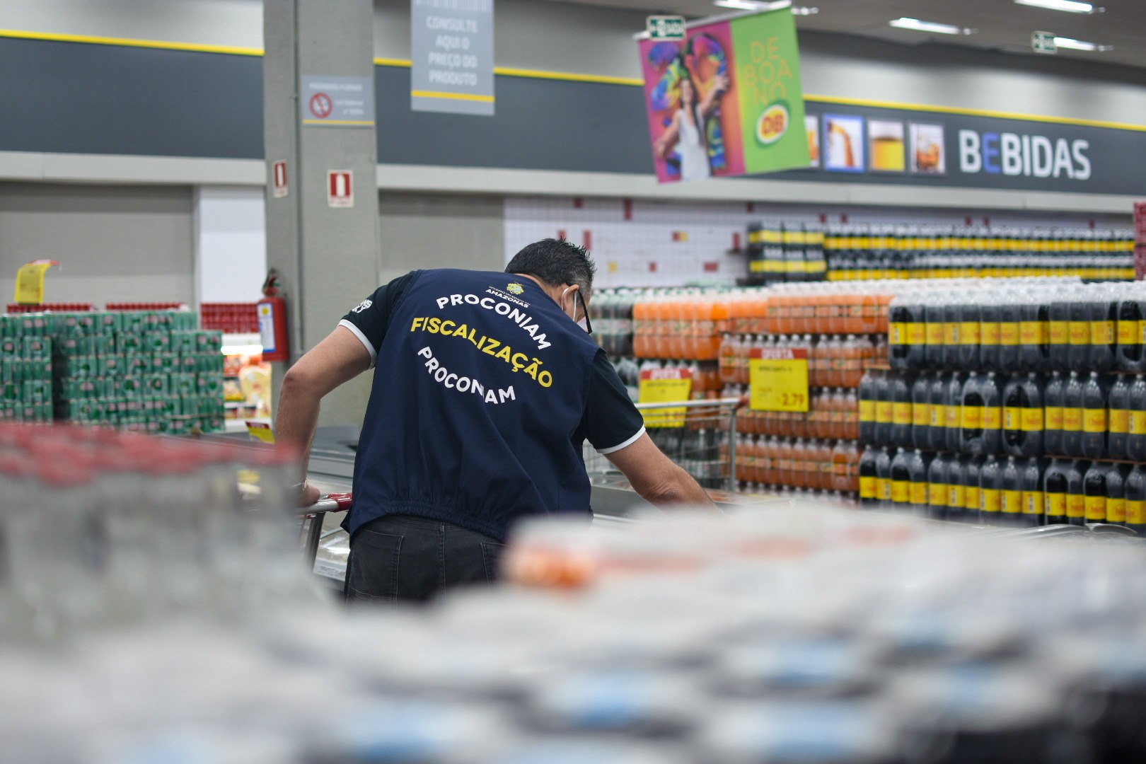 Procon apreende quase 60kg de alimentos vencidos em supermercado de Manaus