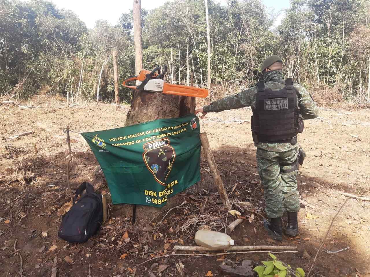 Caminhão com carvão vegetal ilegal é apreendido na AM-010 