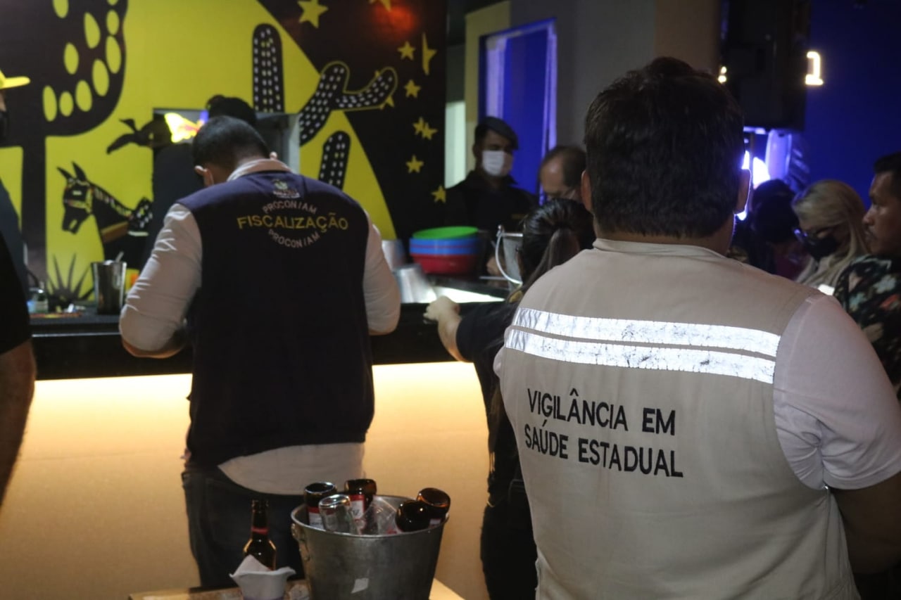 Bares e casas de shows são autuados por aglomeração em Manaus