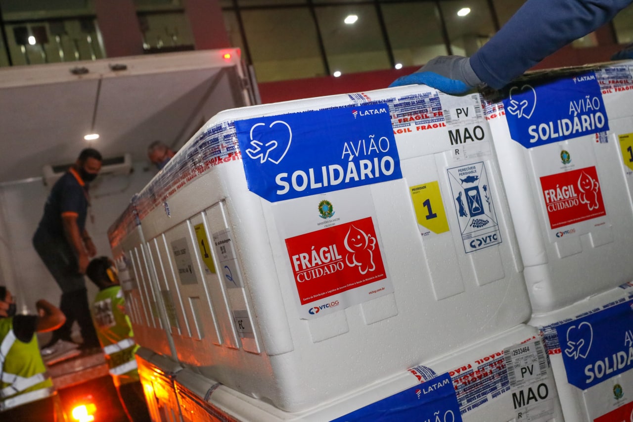 Avião com quase 90 mil doses de vacina contra a covid chega ao Amazonas