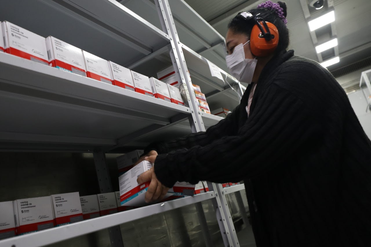 Após problemas com insumos, Butantan entrega 800 mil doses da Coronavac 