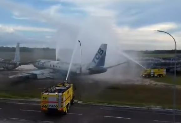 Bombeiros atuam em seção exclusiva contra incêndio no aeroporto de Manaus