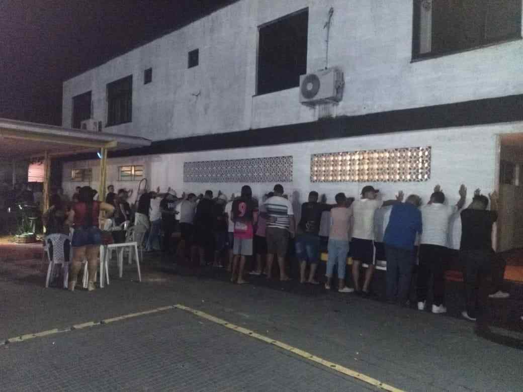 Regada a drogas, festa clandestina com 300 pessoas é fechada em Manaus