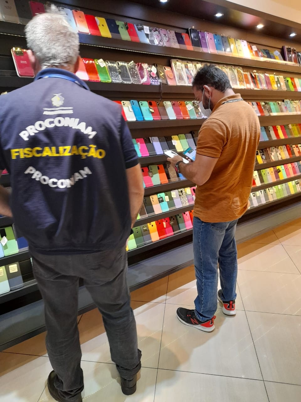 Mais de 700 produtos falsificados são apreendidos em shopping de Manaus 