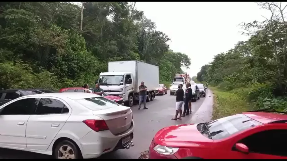 Taxistas bloqueiam AM-010 em protesto no Amazonas