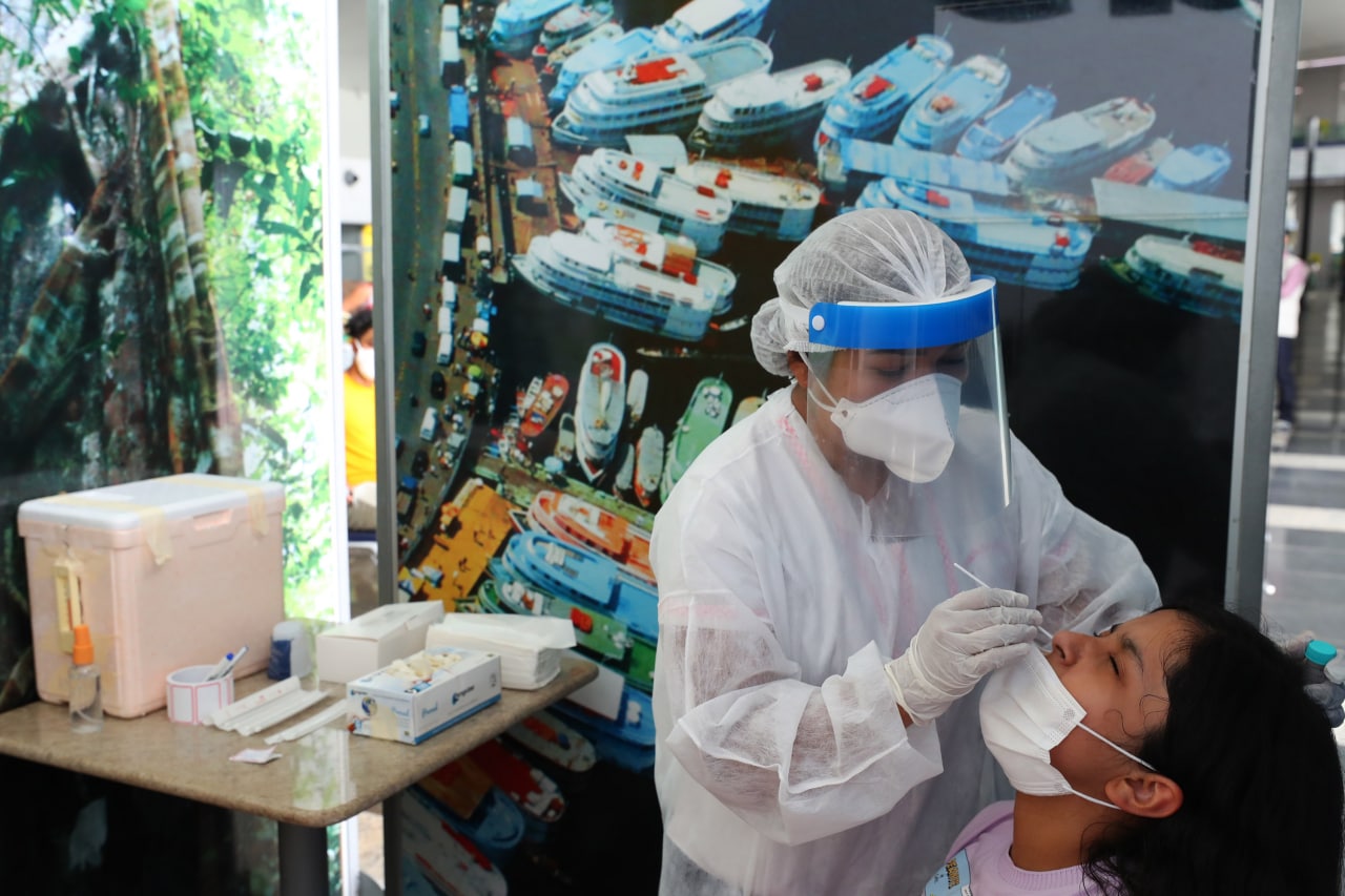 Testagem para conter variante da Índia é iniciada no Aeroporto de Manaus