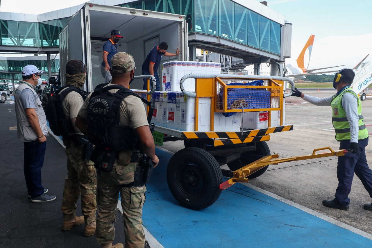 Covid: Amazonas recebe novo lote com 99 mil doses de vacina da AstraZeneca