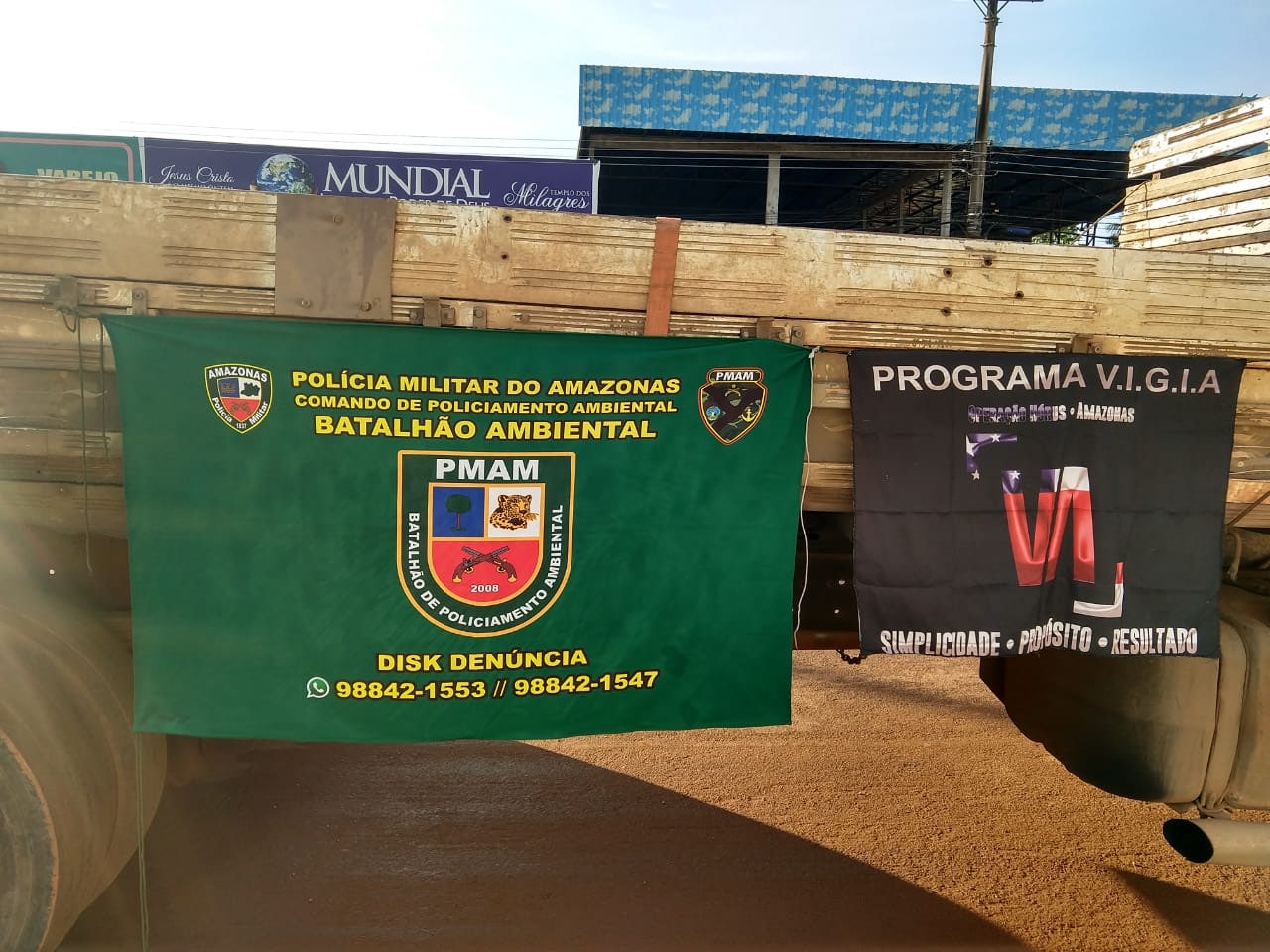 Caminhões com 35 metros cúbicos de madeira ilegal são apreendidos na AM-070