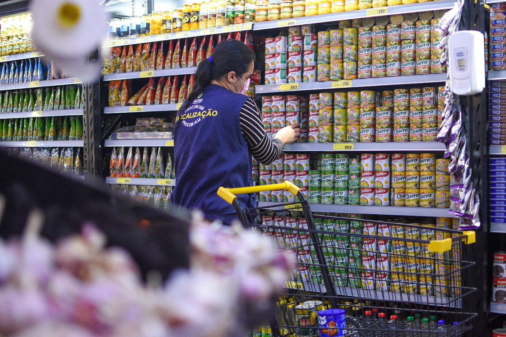 Procon apreende alimentos e produtos de limpeza em supermercado de Manaus